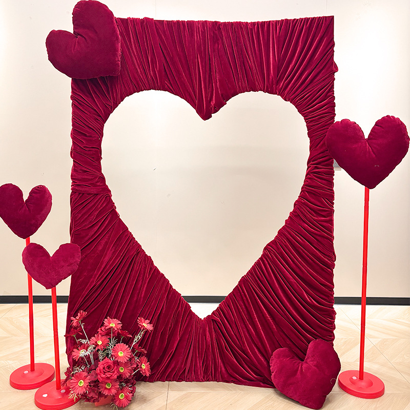 红色丝绒背景摆件爱心抱枕装饰新年橱窗布置生日婚礼结婚拍照道具
