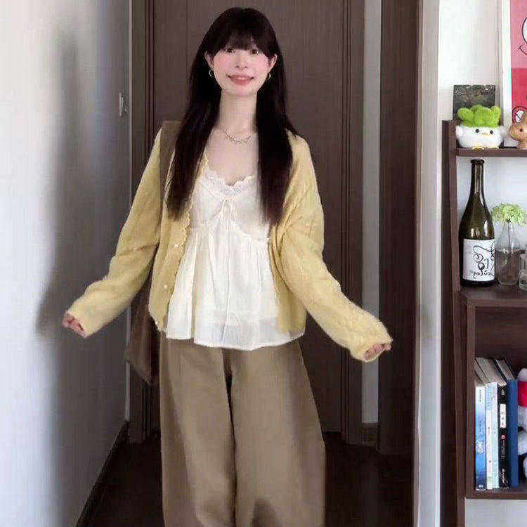 黄色针织衫叠穿吊带上衣