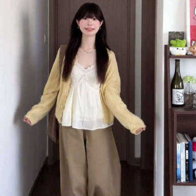 黄色针织衫叠穿吊带上衣