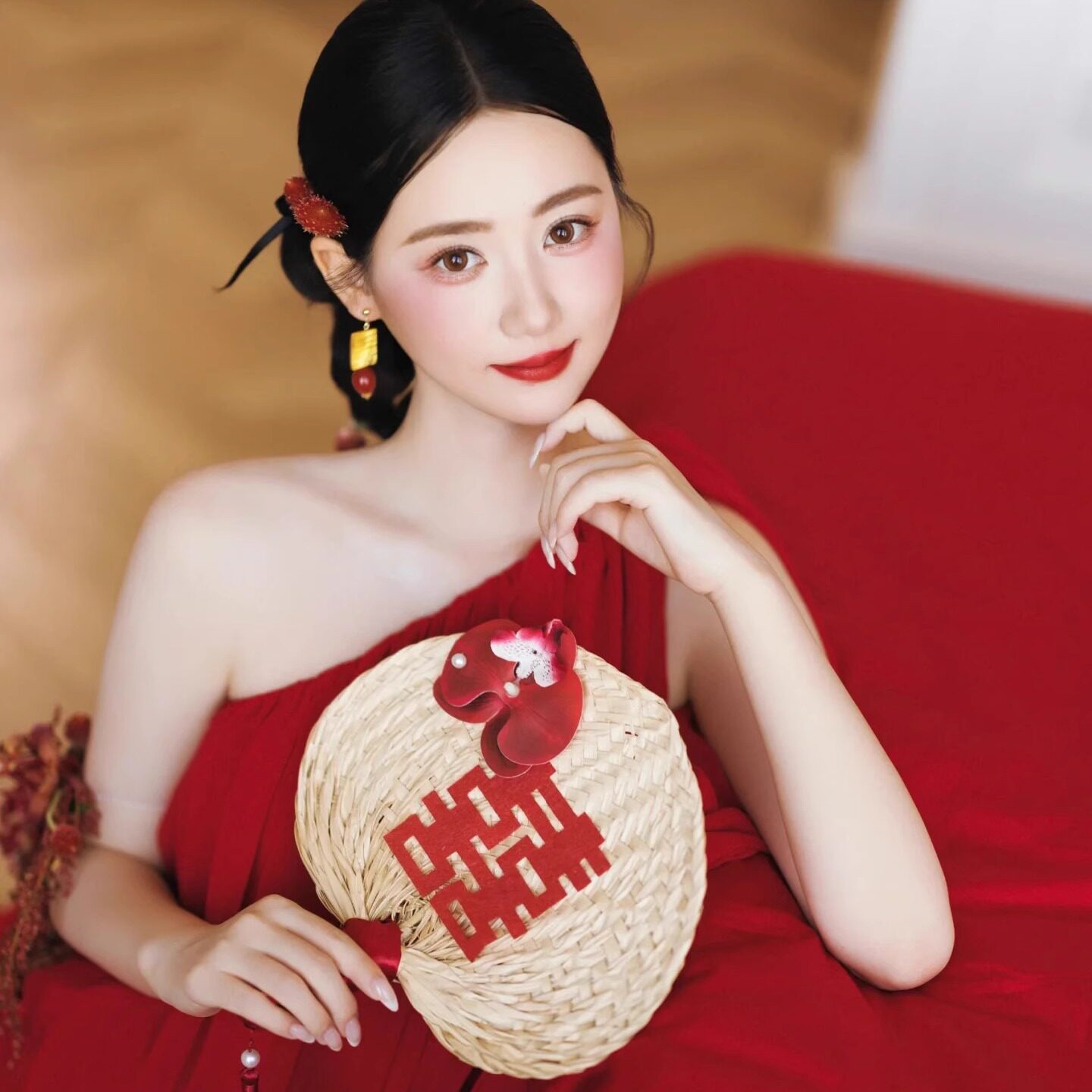 结婚新娘团扇晨袍拍照喜扇子