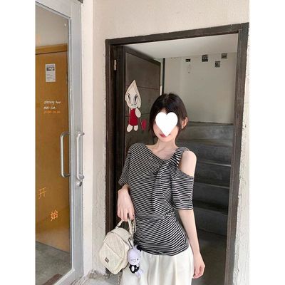韩系灰色条纹斜肩短袖T恤女夏季设计感小众露肩宽松显瘦气质上衣