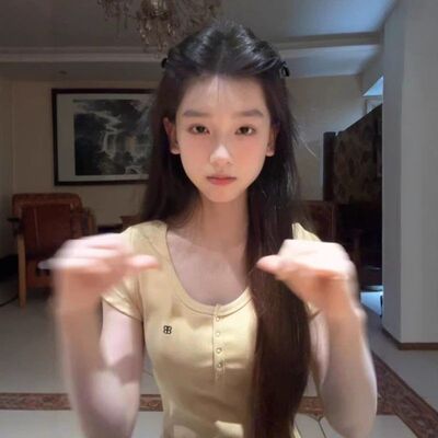 韩系黄色正肩u领修身短袖t恤女夏2025新款小众chic设计感短款上衣