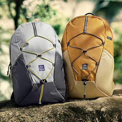 优质轻量防泼水面料，轻自重大容量