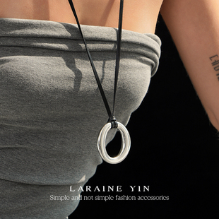 LARAINE YIN黑皮绳质感银椭圆环时髦现代感项链可调节秋冬毛衣链