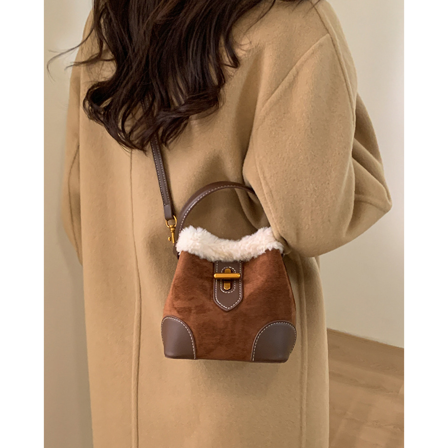 泡芙小姐复古感麂皮拼接水桶包女精致迷你斜挎包毛绒单肩手提包冬,箱包皮具/热销女包/男包,水桶包,淘宝优惠券,粉丝福利购,淘宝优惠卷