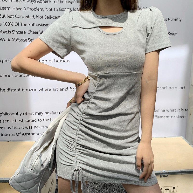 유럽과 미국의 섹시한 소녀 스타일 속이 빈 섹시한 작은 사람은 하이 웨이스트 슬리밍 드로스트링 주름 엉덩이 덮는 드레스를 입습니다