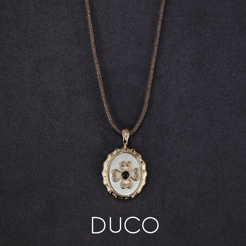 DUCO Fidora系列 椭圆贝母四叶草纹理蜡绳项链通用原创简约