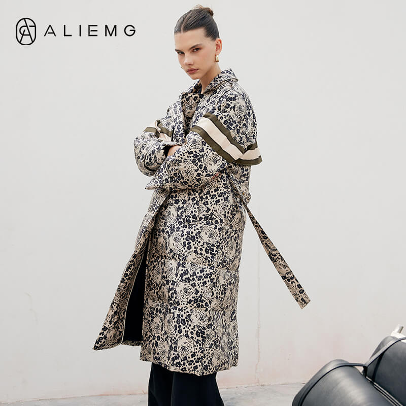 真丝特色印花风衣式中长款鹅绒服