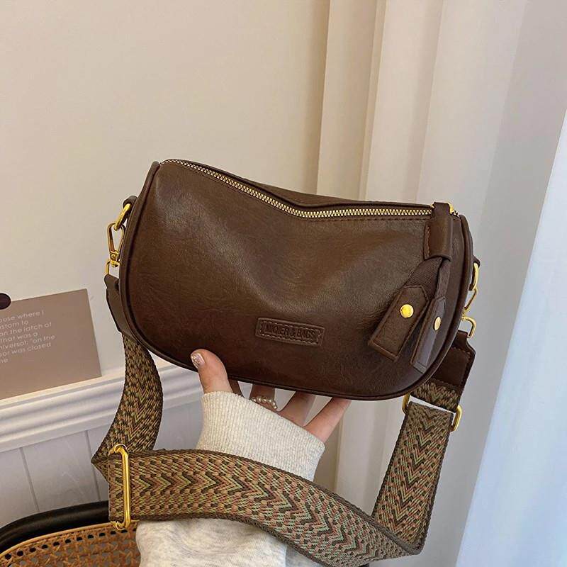 波士顿包包女2025新款高级感法棍单肩包今年流行宽带斜跨小枕头包