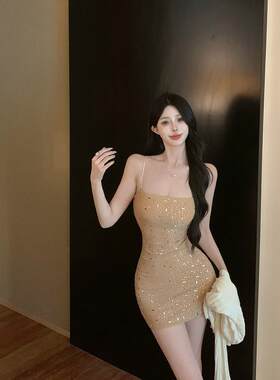 重工镶钻吊带连衣裙女秋季性感纯欲风短裙内搭裙紧身收腰包臀裙子