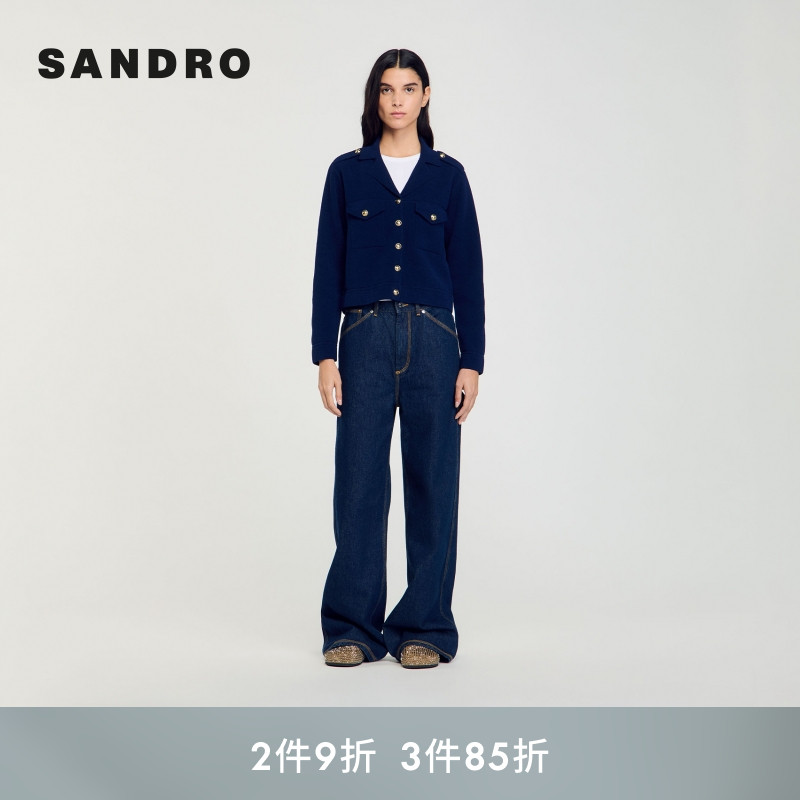 金色纽扣点缀 翻领加肩扣设计