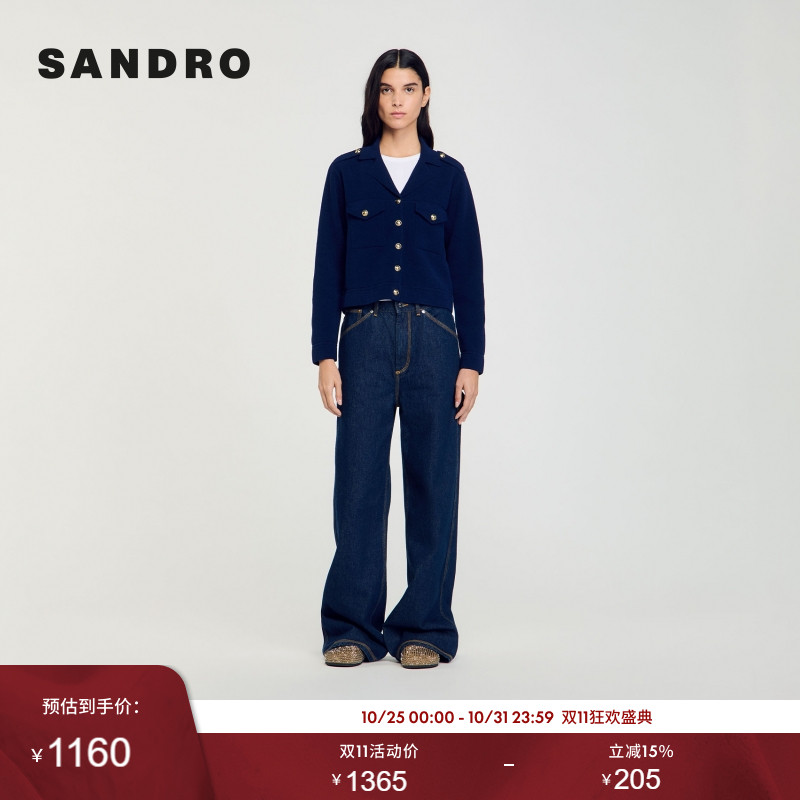 金色纽扣点缀 翻领加肩扣设计