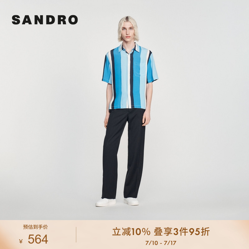 翻领系扣门襟 撞色竖条纹图案