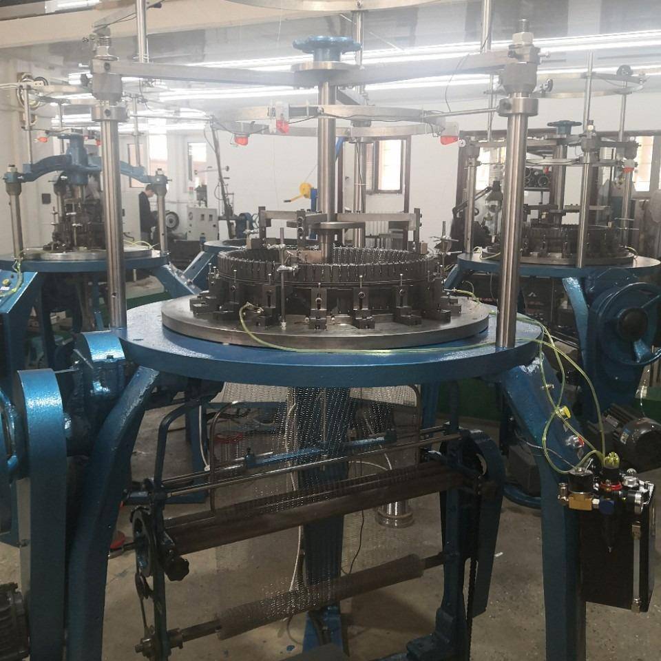 金属网编织机大尺寸金属丝网针织机工厂自动编织设备厂家