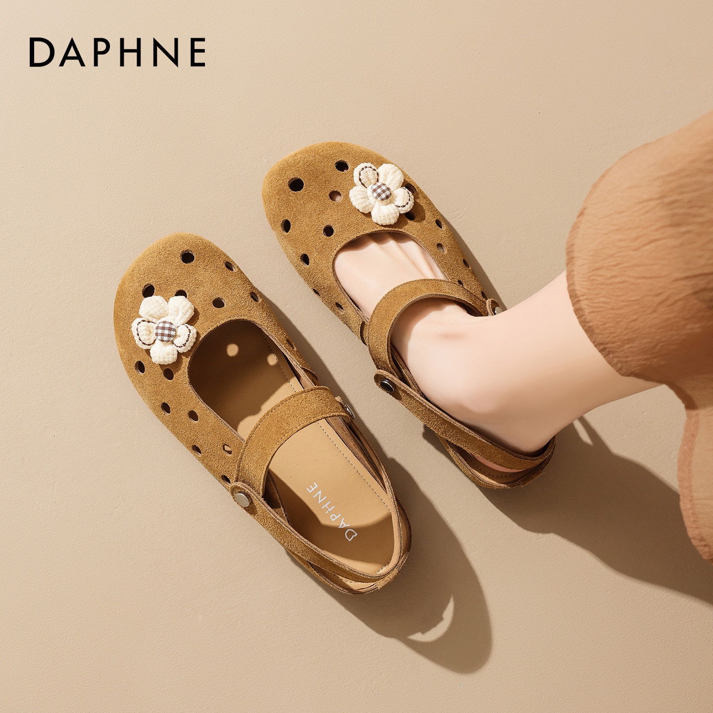 达芙妮栗色勃肯凉鞋女2026夏季新款镂空透气平底孕妇一脚蹬包头拖