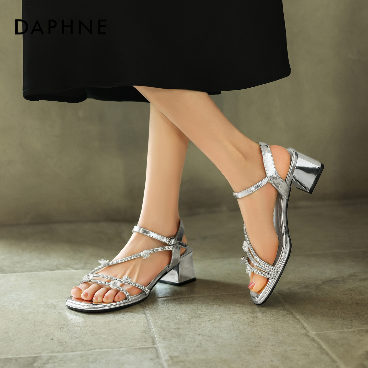 达芙妮银色高跟凉鞋女2026新款春季方头粗跟一字带水钻软底配裙子