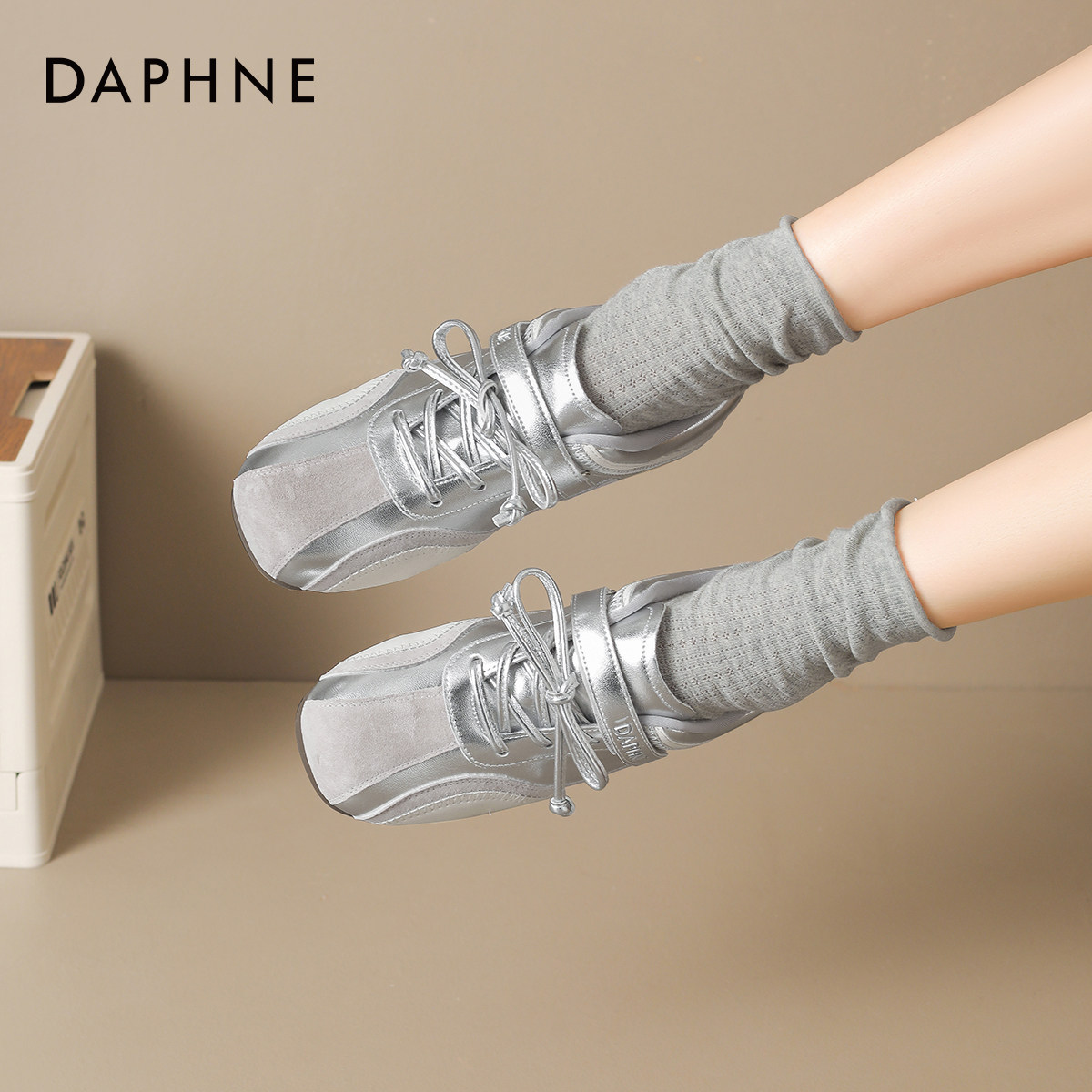 达芙妮银色芭蕾德训鞋女2026新款春季平底休闲运动鞋子内增高板鞋