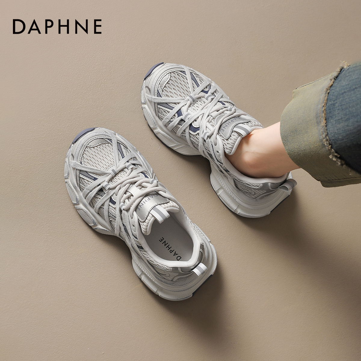 复古网面透气运动鞋，潮流百搭。