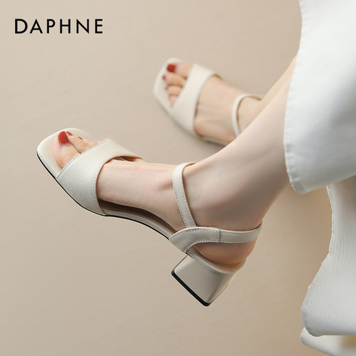 方头凉鞋女款夏季一字扣粗跟女鞋