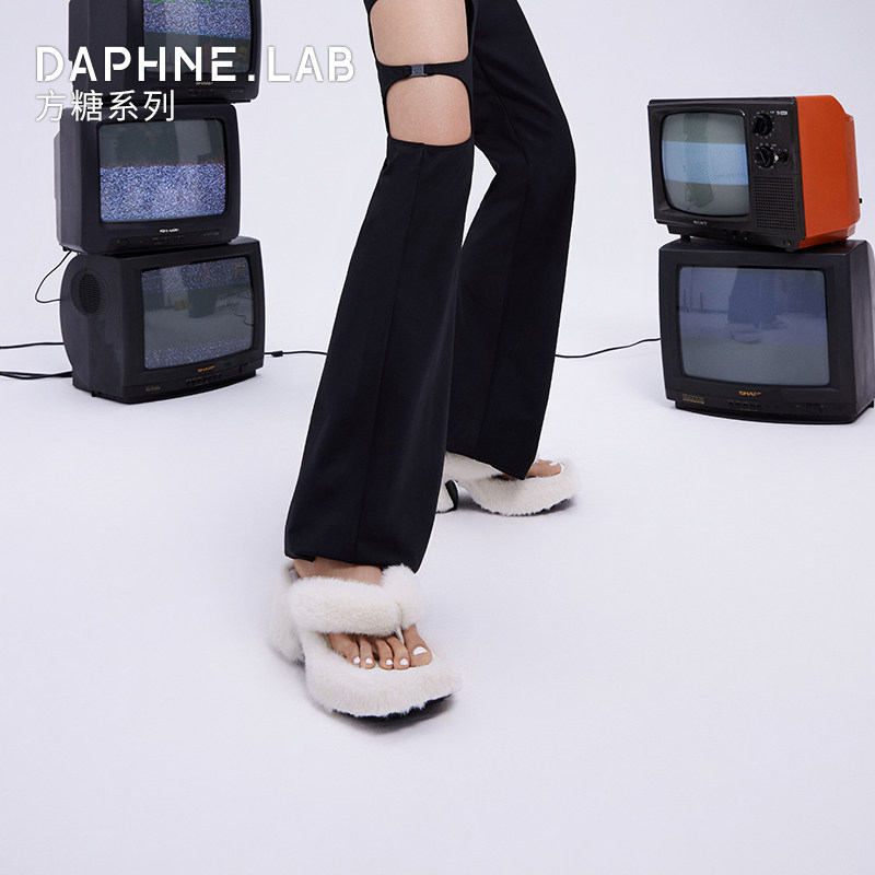 DAPHNELAB达芙妮方糖毛毛拖鞋女2024新款厚底人字凉拖鞋