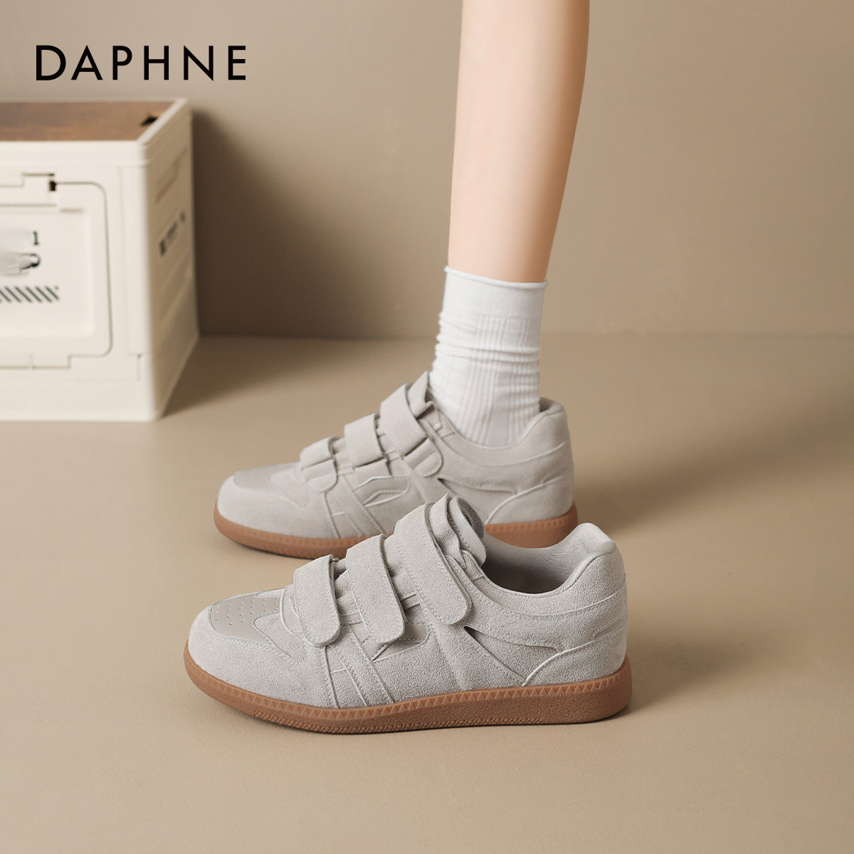 达芙妮德训鞋女2026新款春夏季百搭复古软底女鞋魔术贴运动鞋板鞋