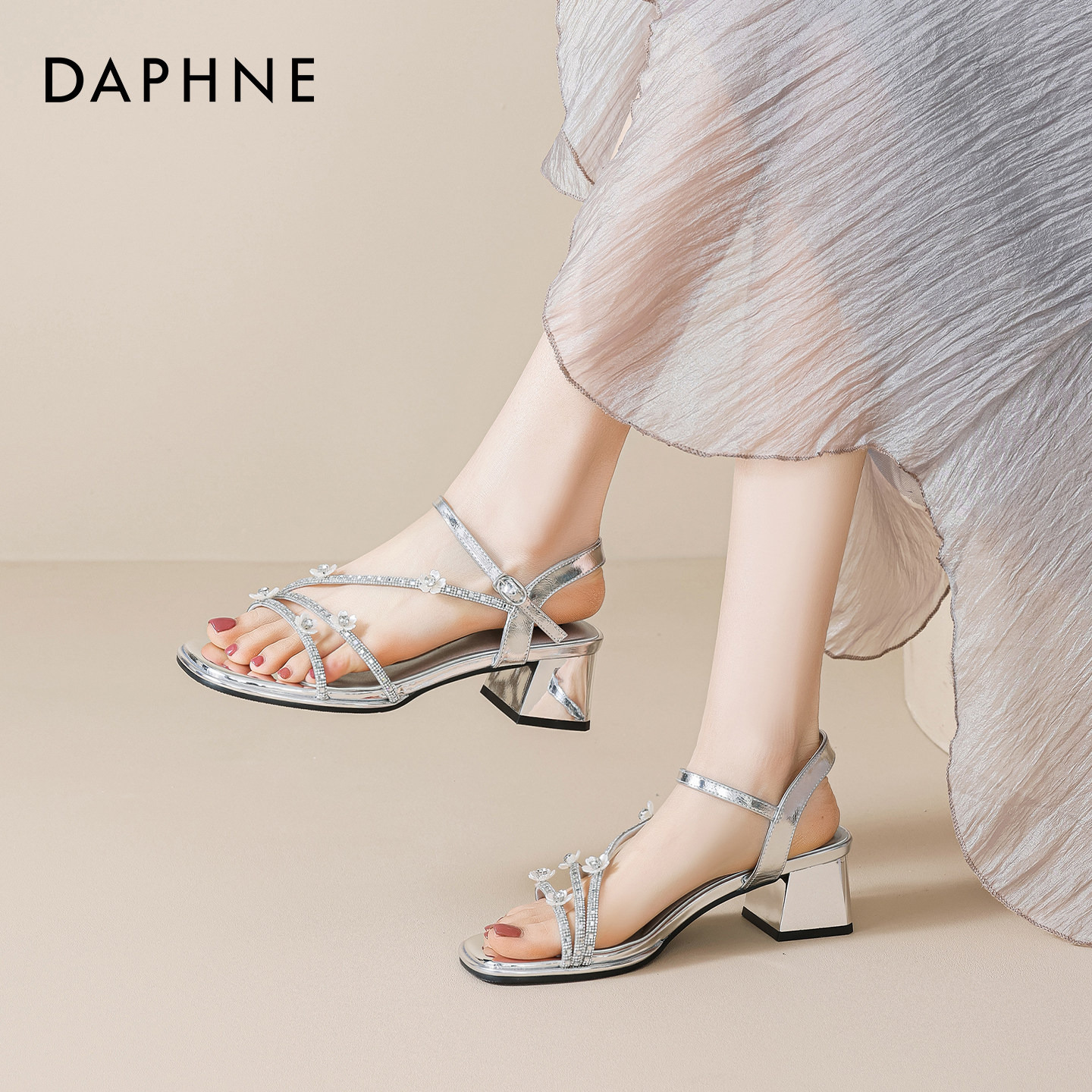 达芙妮银色水钻凉鞋女2026新款夏季仙女风配裙子粗跟一字带高跟鞋