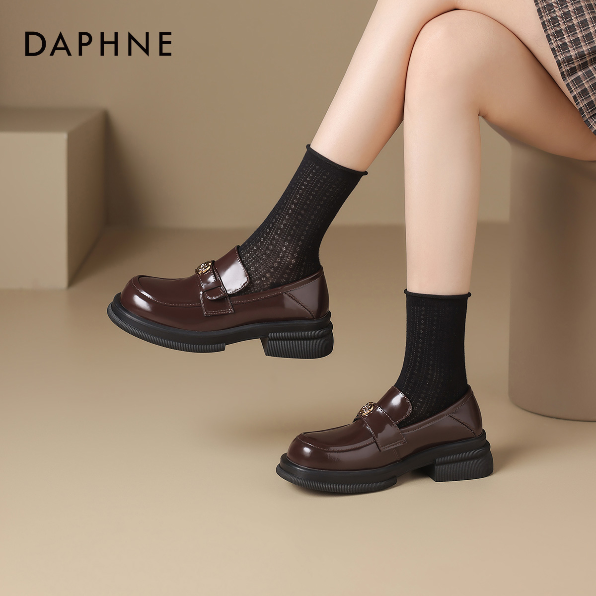 达芙妮新款进店英伦风小皮鞋