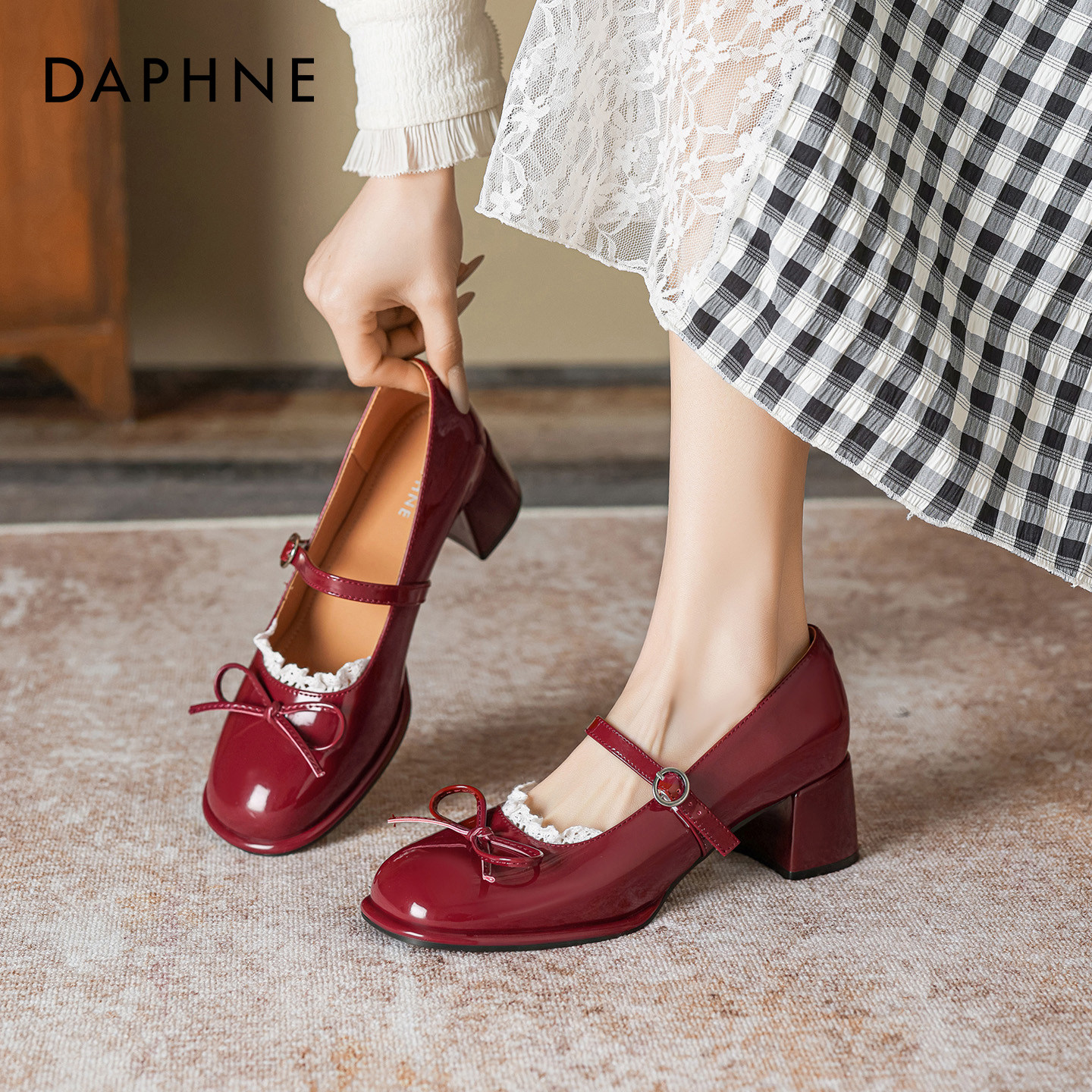 达芙妮红色单鞋女2026春季新款秀禾新娘婚鞋浅口高跟玛丽珍小皮鞋,女鞋,浅口单鞋,淘宝优惠券,粉丝福利购,淘宝优惠卷