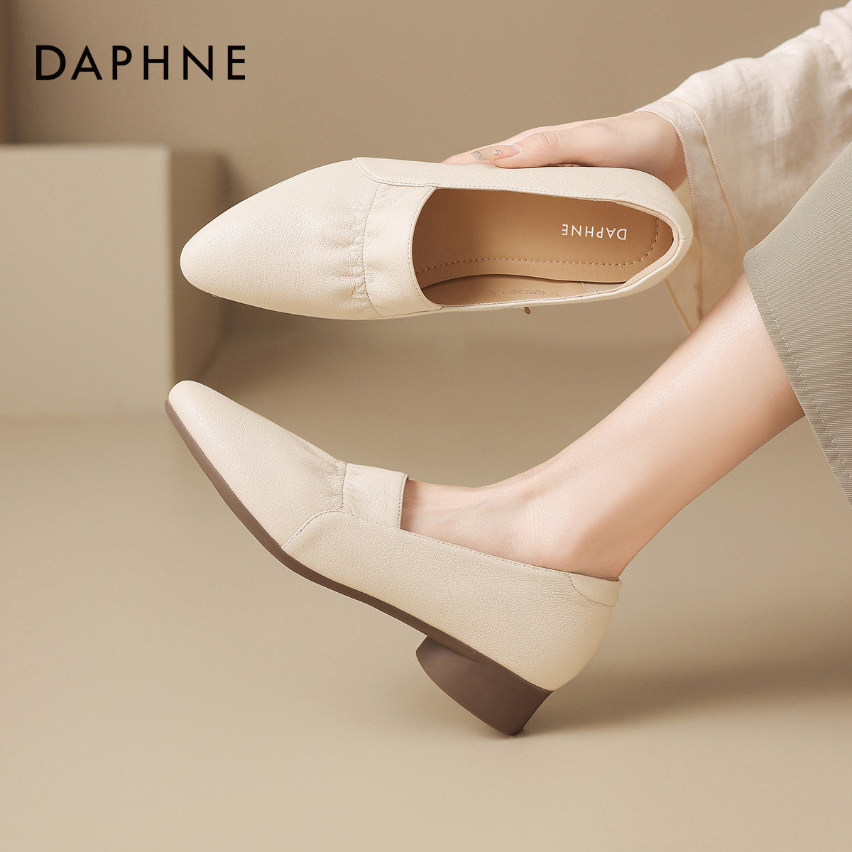 达芙妮米色乐福鞋2026新款春季尖头单鞋气质通勤皮鞋中跟女鞋粗跟