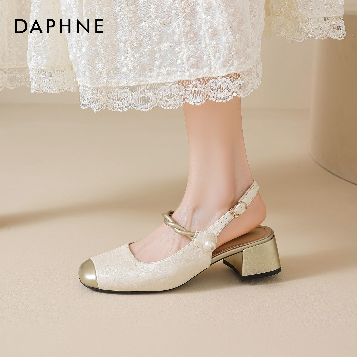 达芙妮包头凉鞋女2026新款夏季国风一字带高跟鞋新中式单鞋配裙子