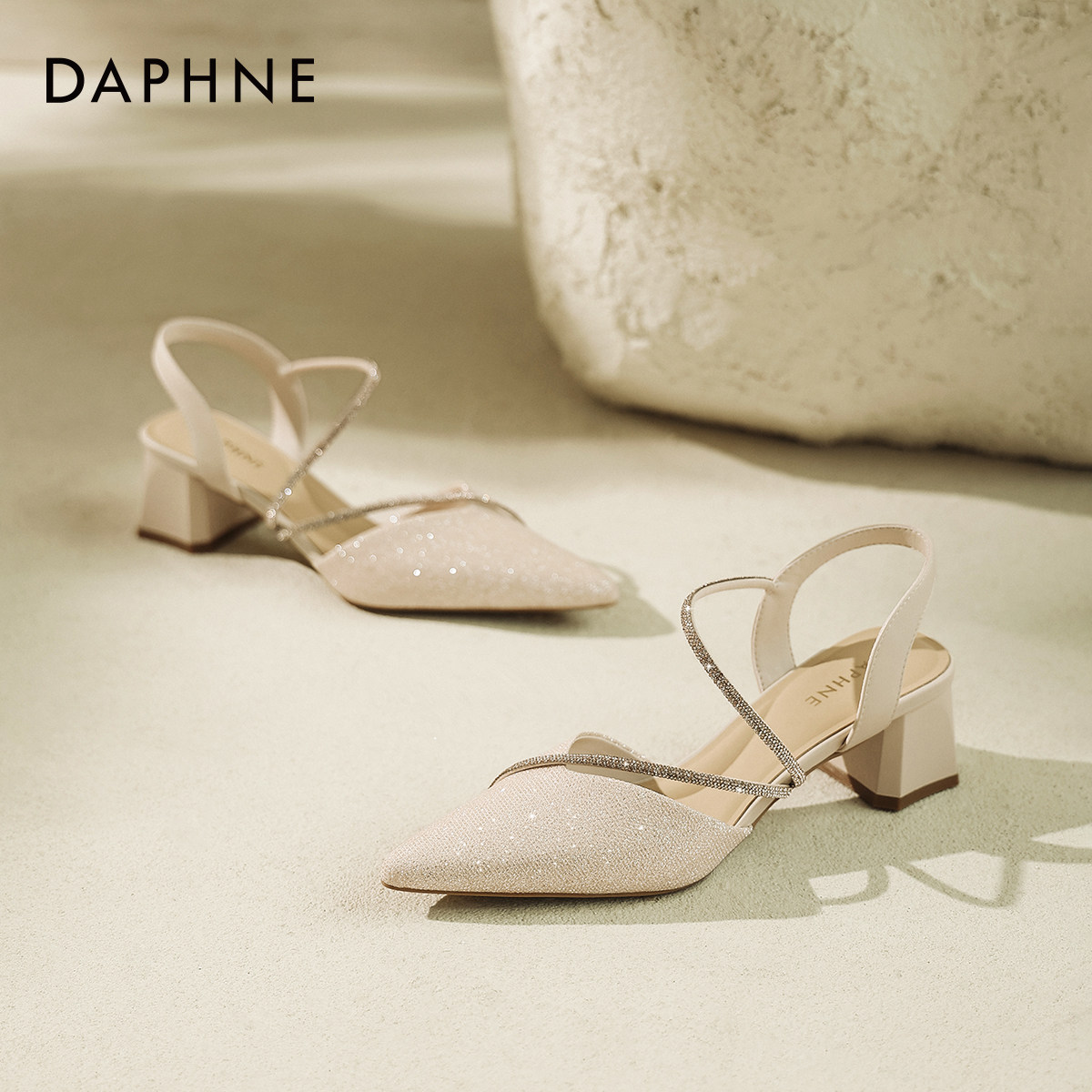 达芙妮粗跟外穿包头凉鞋女款2026新款夏季法式气质水钻尖头高跟鞋