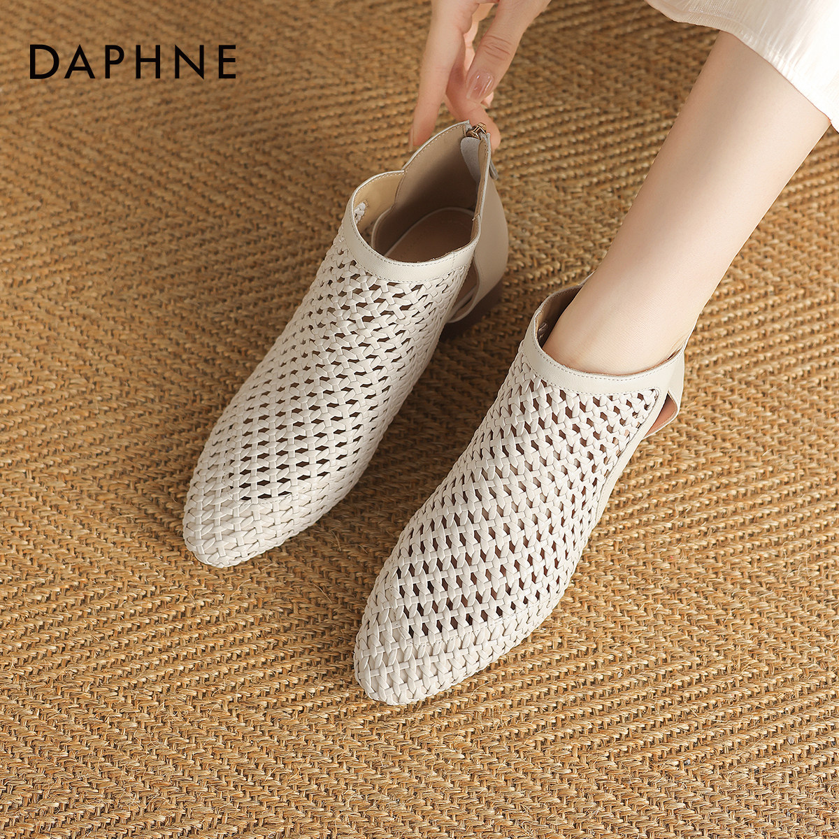 达芙妮镂空尖头凉鞋女2026新款夏季透气罗马凉靴低跟软皮妈妈鞋子