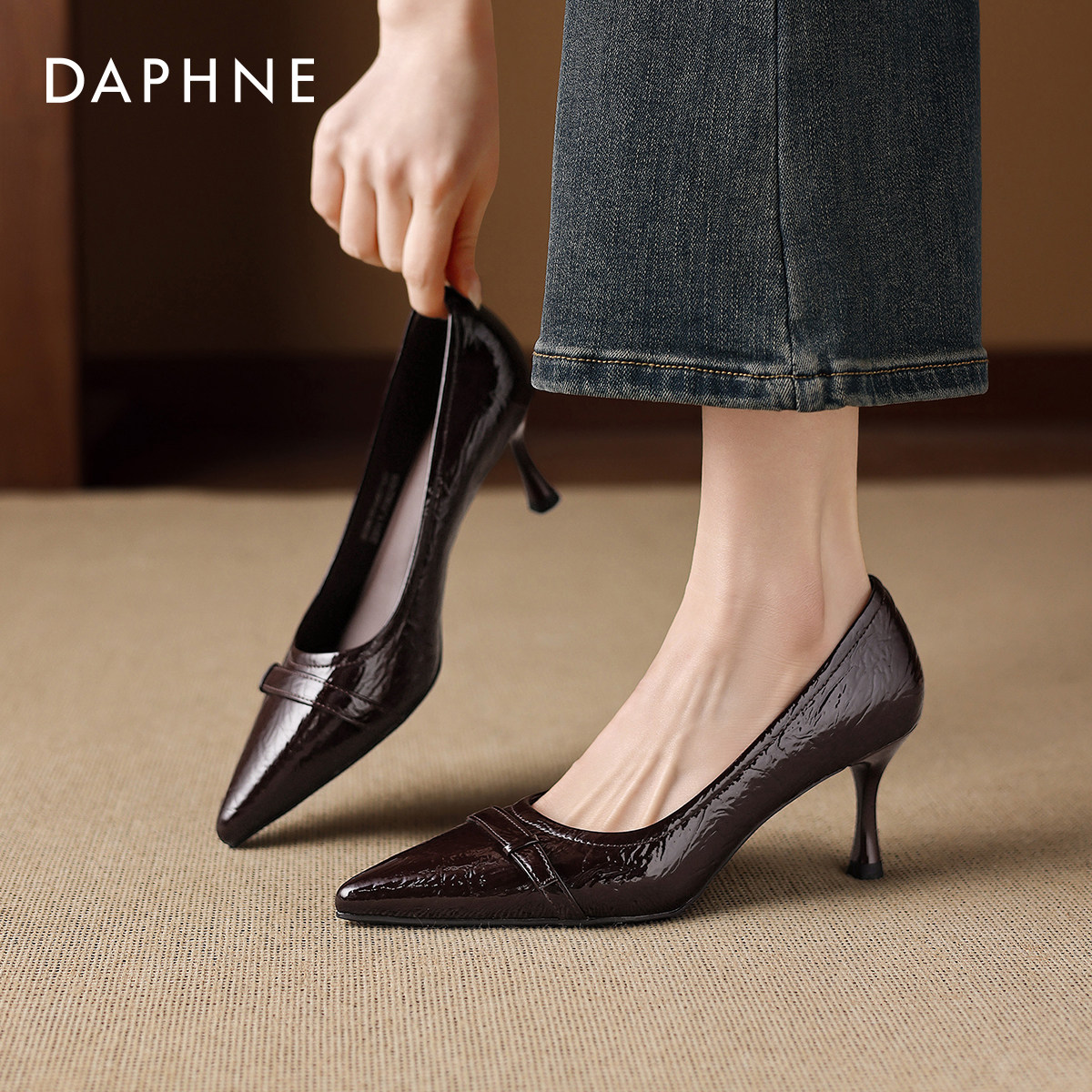 达芙妮细跟浅口单鞋2026新款春季英伦酒红色漆皮尖头高跟鞋小皮鞋