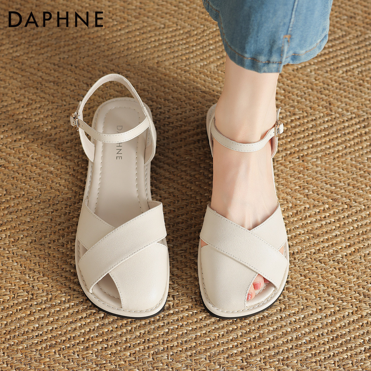 达芙妮镂空凉鞋女款2026新款法式平底凉拖鞋女夏外穿包头罗马凉鞋