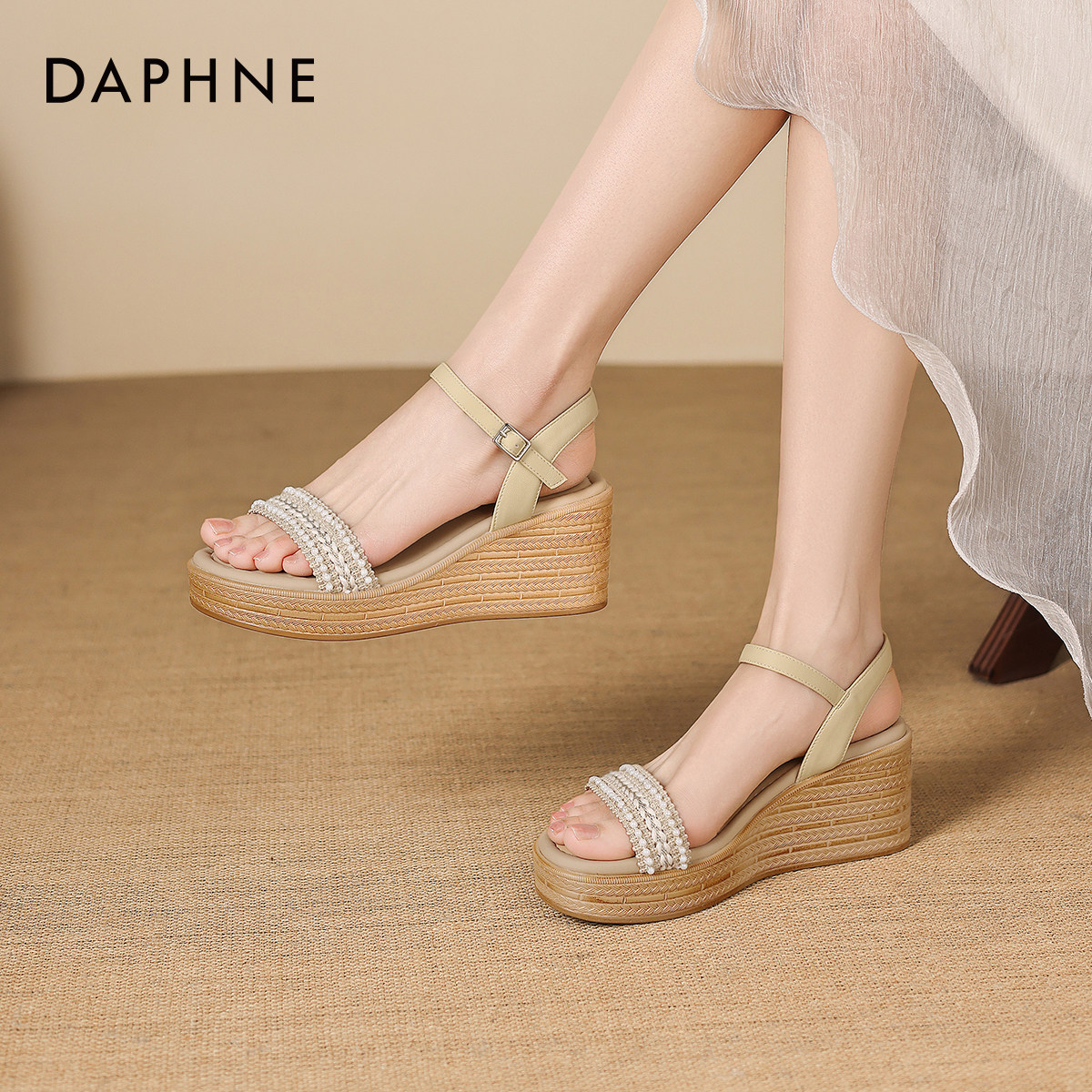 达芙妮度假风一字带凉鞋女2026新款春夏坡跟外穿松糕鞋白色高跟鞋