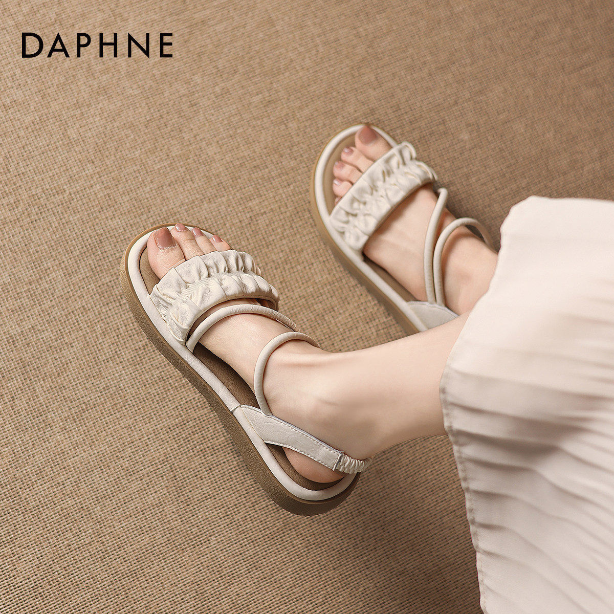 达芙妮厚底时装凉鞋露趾女款2026新款夏季一字带巨好看凉单鞋外穿