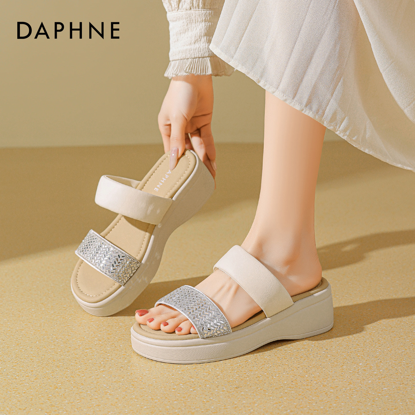 达芙妮厚底一字拖女2026新款春夏外穿水钻增高休闲百搭坡跟凉拖鞋