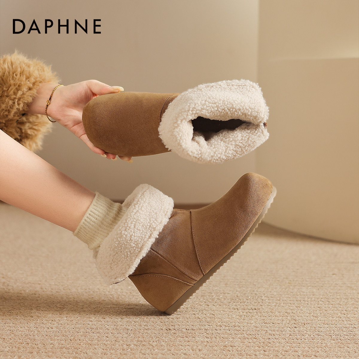 达芙妮外穿雪地靴子女款2025新款冬季平底保暖毛毛靴勃肯短靴棉鞋,女鞋,时尚雪地靴,淘宝优惠券,粉丝福利购,淘宝优惠卷