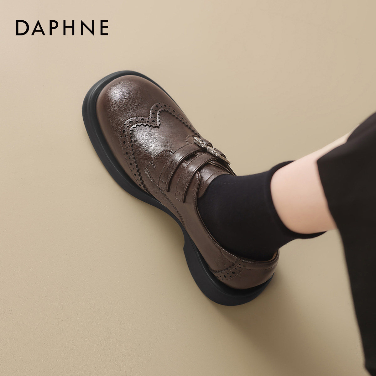 达芙妮棕色乐福鞋春秋季2026新款英伦风牛津小皮鞋低跟布洛克单鞋