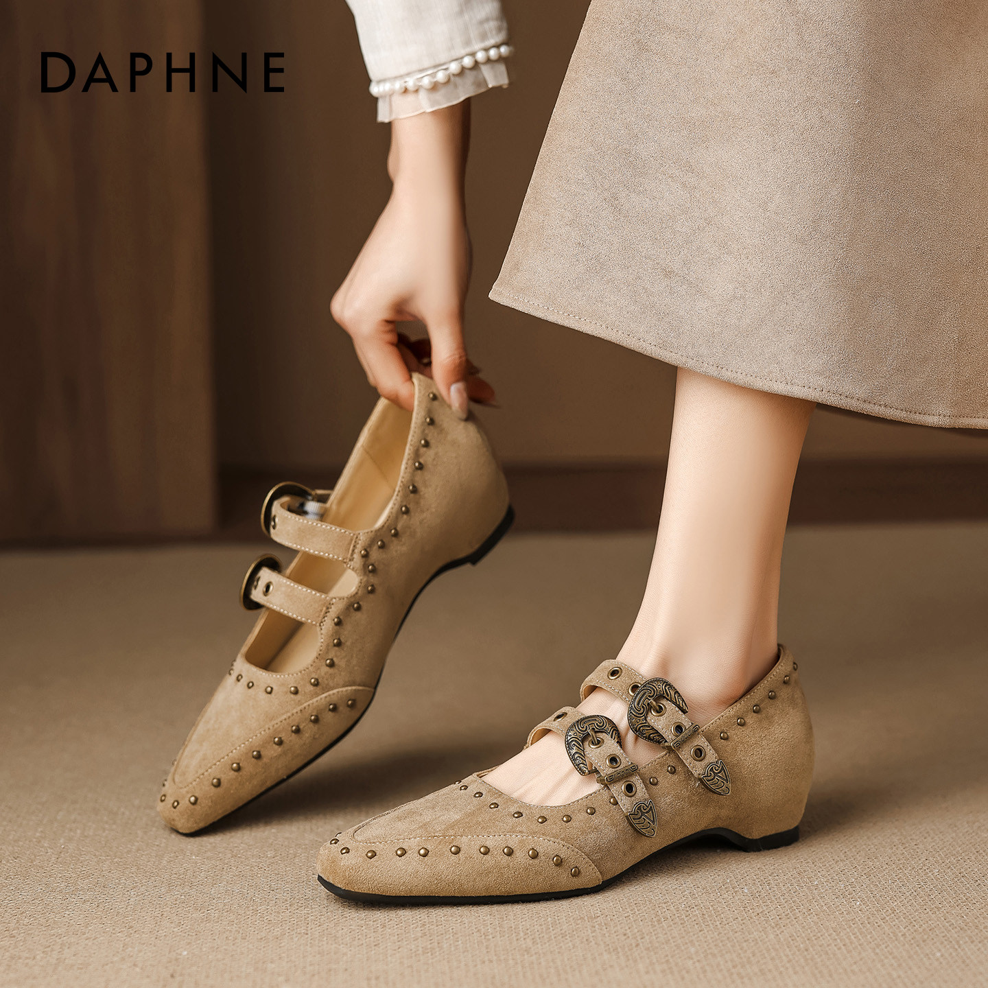 达芙妮复古铆钉单鞋女2026巨好看坡跟玛丽珍鞋波西米亚尖头晚晚鞋