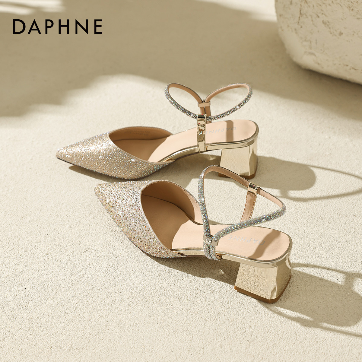 达芙妮尖头粗跟凉鞋女2026新款春夏后空一字带包头单鞋配裙子婚鞋