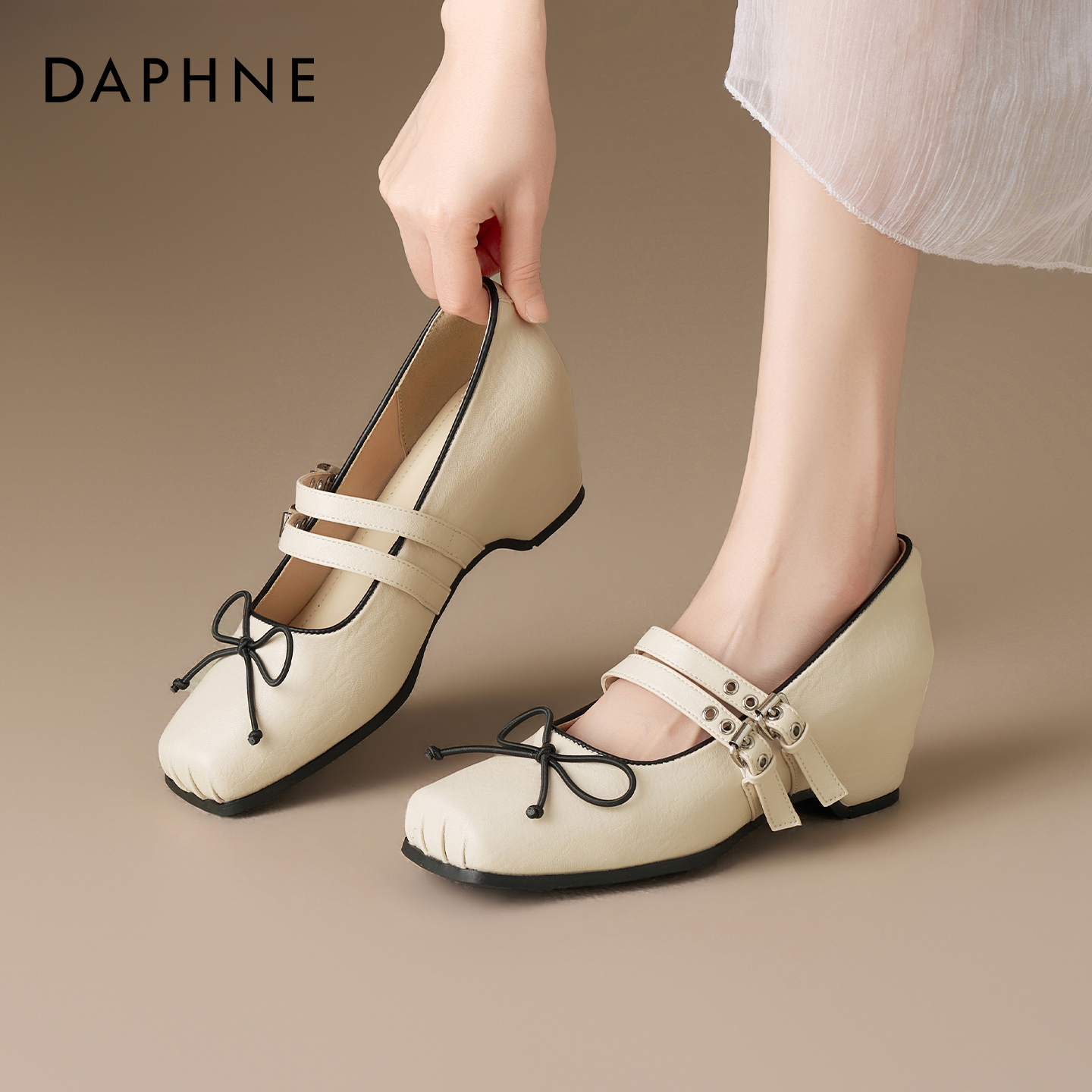 达芙妮白色玛丽珍鞋双扣单鞋