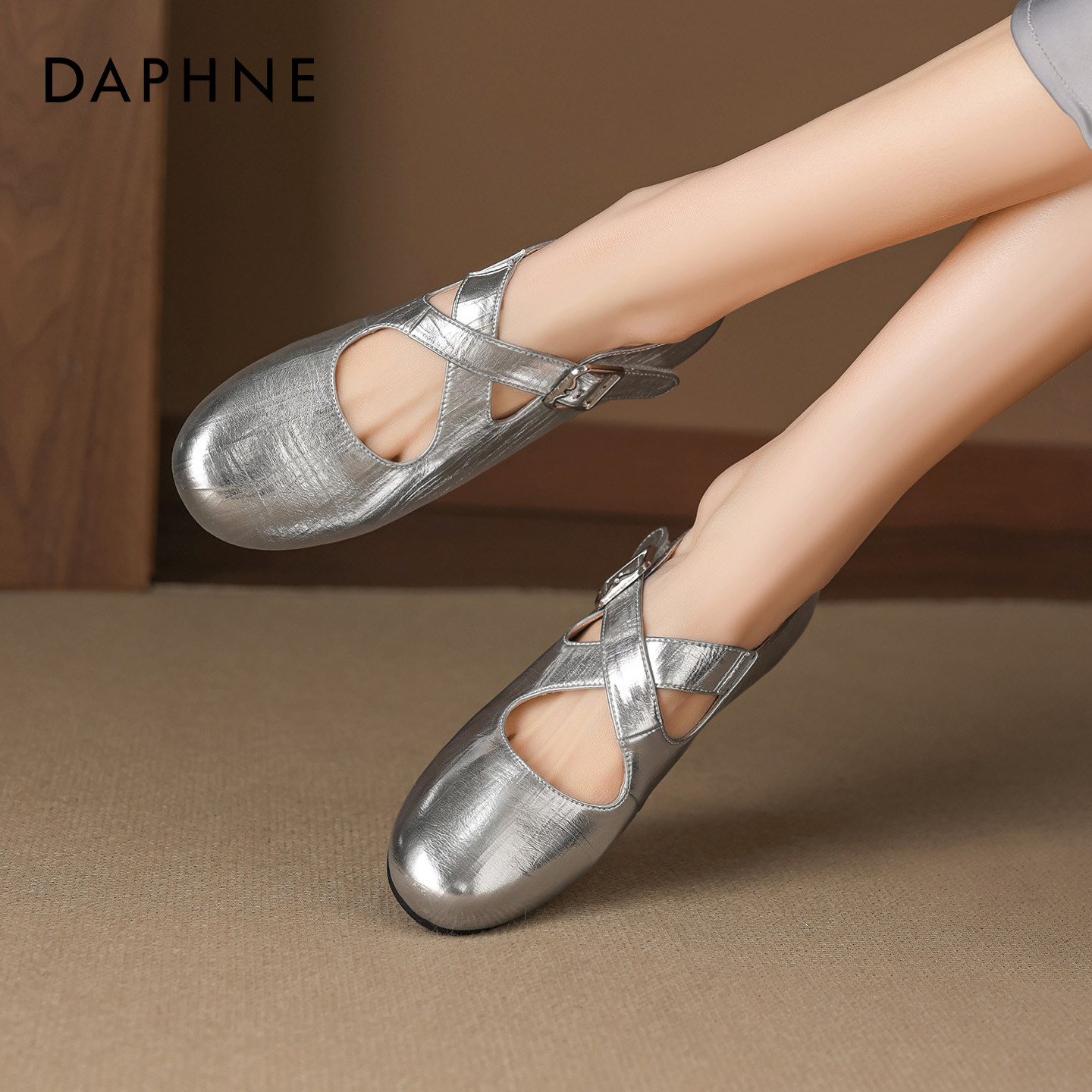 达芙妮银色玛丽珍女鞋2025新款冬季法式平底交叉带圆头芭蕾单鞋子,女鞋,浅口单鞋,淘宝优惠券,粉丝福利购,淘宝优惠卷
