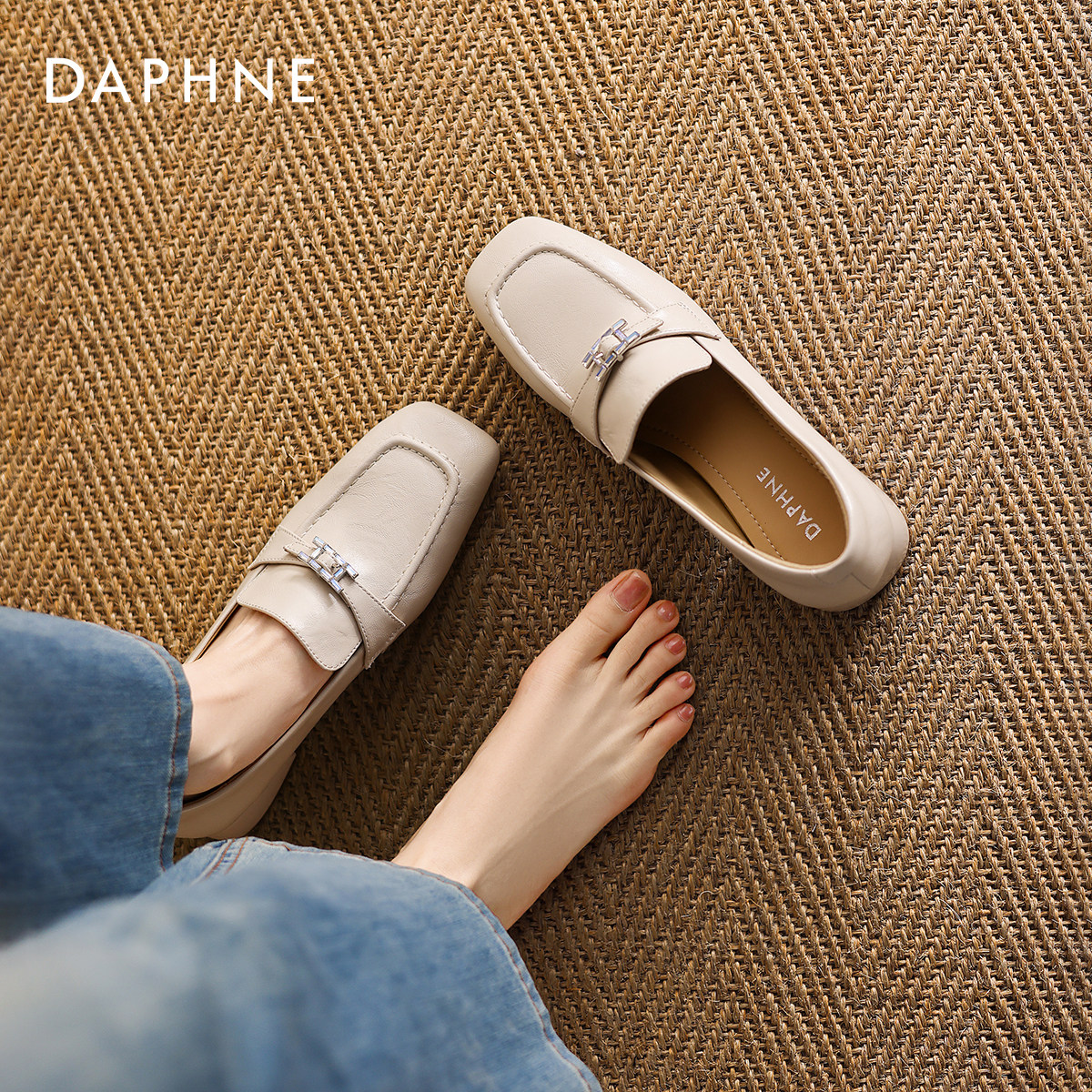 达芙妮白色方头乐福鞋女款2026新款春季英伦风巨好看小皮鞋豆豆鞋