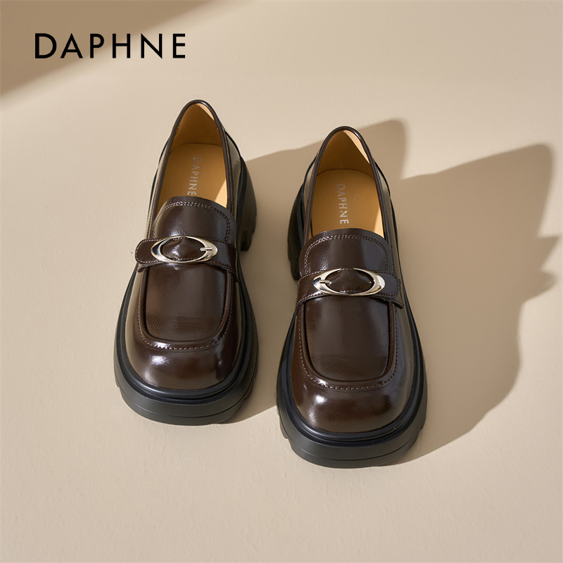 达芙妮棕色乐福鞋女英伦风小皮鞋