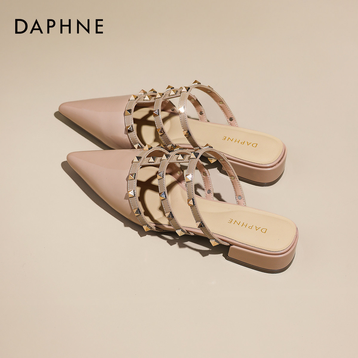 达芙妮铆钉尖头包头拖鞋女2026新款夏季优雅不累脚平底外穿半拖鞋