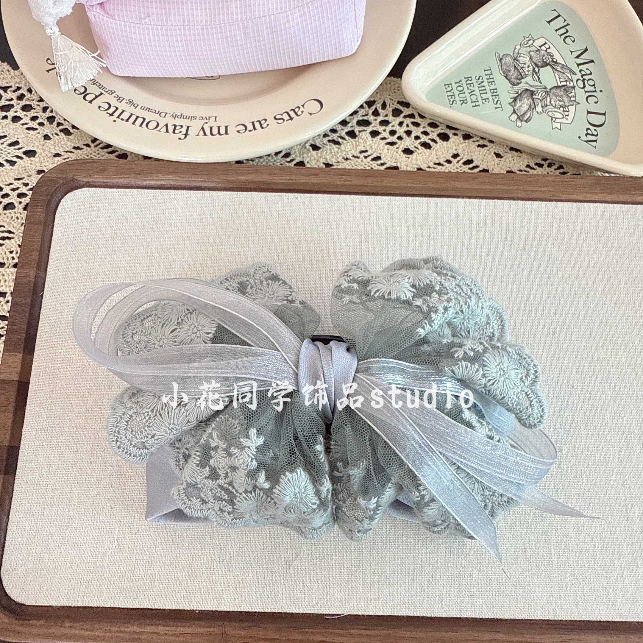 韩国发饰2025新款高级感精致灰蓝色蕾丝钩花蝴蝶结珍珠马尾发抓夹