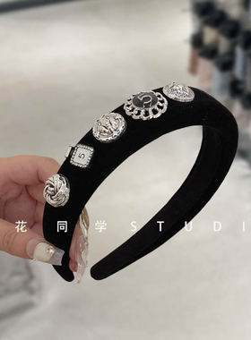 韩国发饰2025新款黑色丝绒小香风5号香水字母山茶花银色徽章发箍