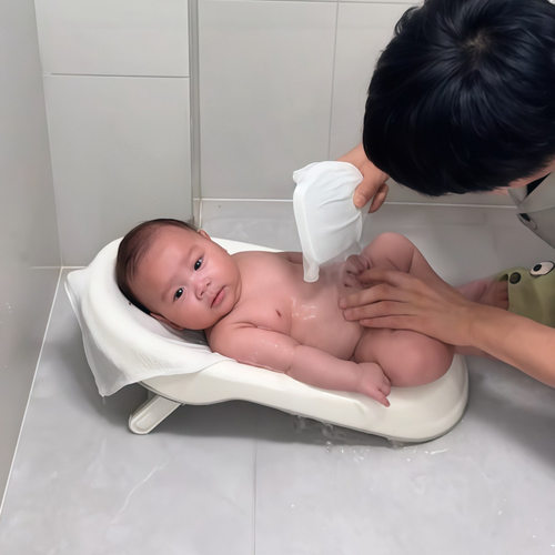 婴幼儿折叠沐浴台宝宝洗澡架防滑可调节洗屁屁可坐躺感温浴架