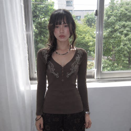 AOMR 早秋美高纯欲简约刺绣V领长袖T恤修身显瘦甜辣妹vintage上衣